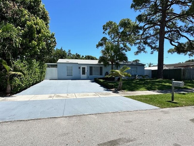 Building Photo - 2300 SW 43rd Terrace