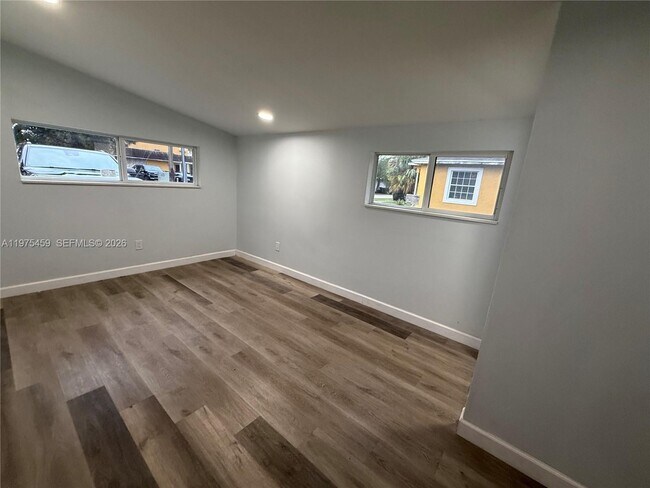 Foto del edificio - 1835 NE 153rd St