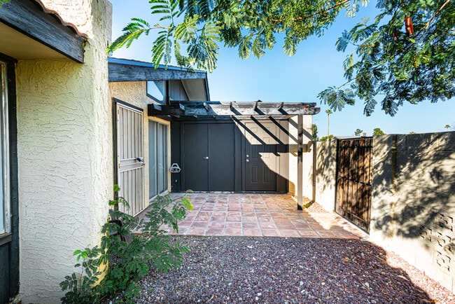 Building Photo - Mesa Townhouse