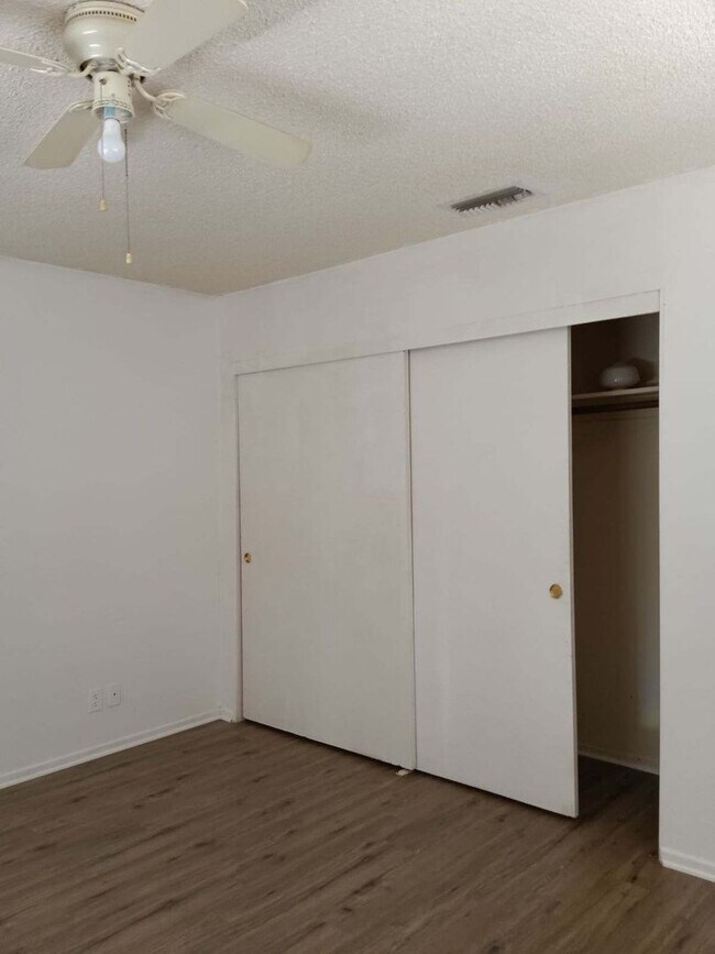 Building Photo - 3 Bedroom House Centrally Located