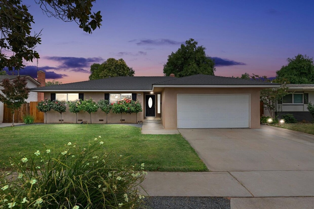 Foto principal - 4 Bedroom / 2 Bathroom Home for Rent $2,700