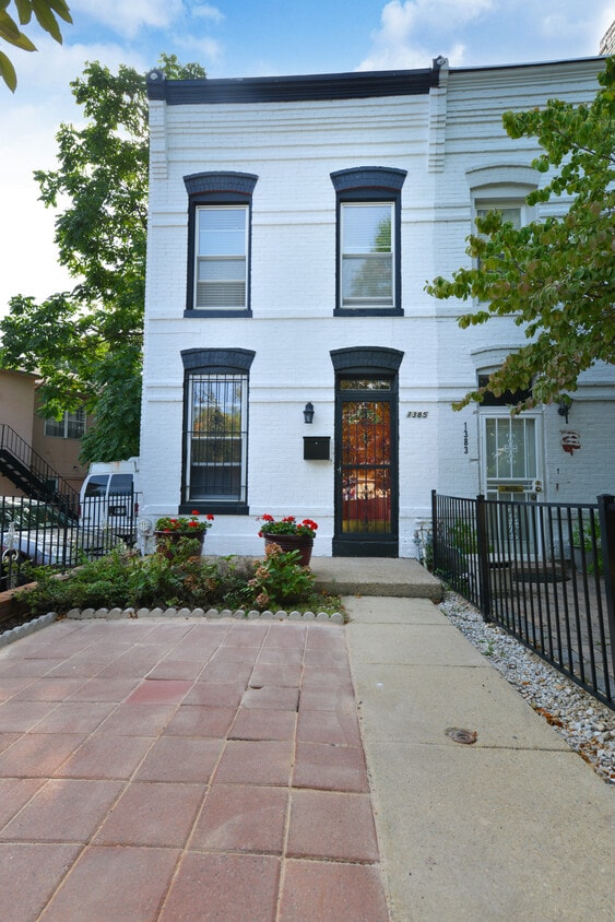 Primary Photo - 1385 Potomac Ave SE