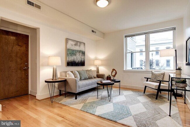 Foto del edificio - 809 Otis Pl NW