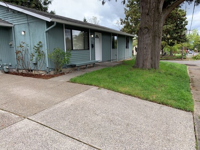 Building Photo - Remodeled 3 Bed 2 Bath House~ Kenton Neigh...