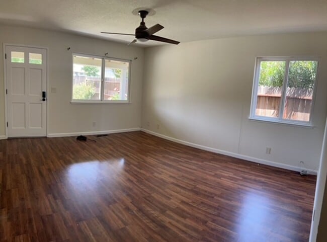 Building Photo - Charming Duplex in Morgan Hill!