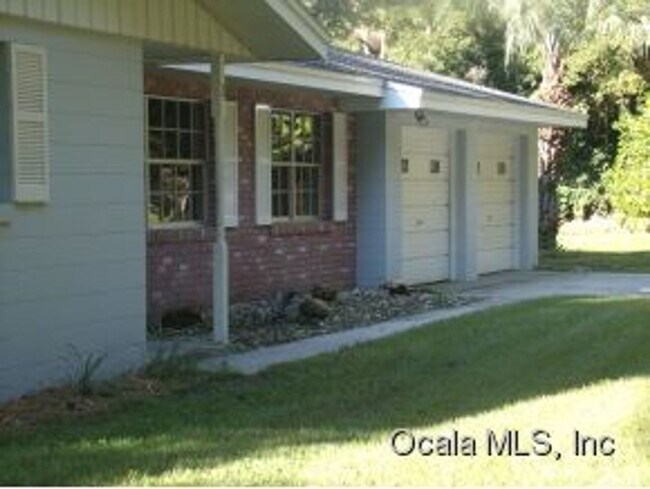 Building Photo - PRIVATE, 3 BEDROOM 2 BATH, 2 CAR GARAGE, W...