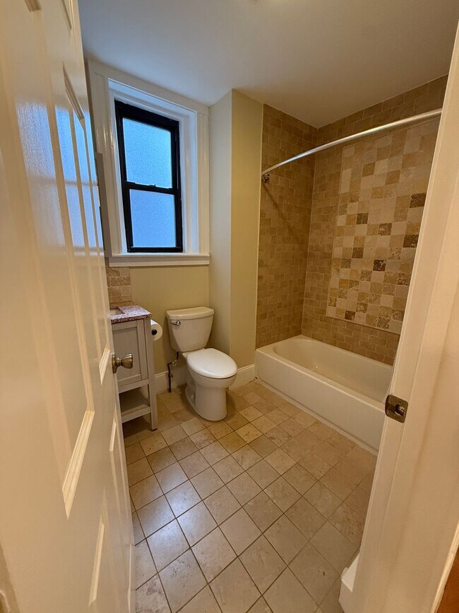 Foto del edificio - WOW!  5 BED/3 BATH DOWN THE STREET FROM B.U.!!!  Laundry in-unit!