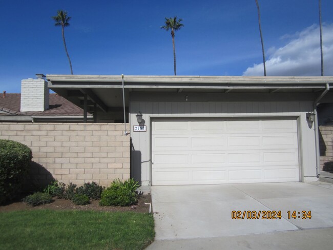 Building Photo - IMMACULATE TOUCHSTONE TOWNHOME