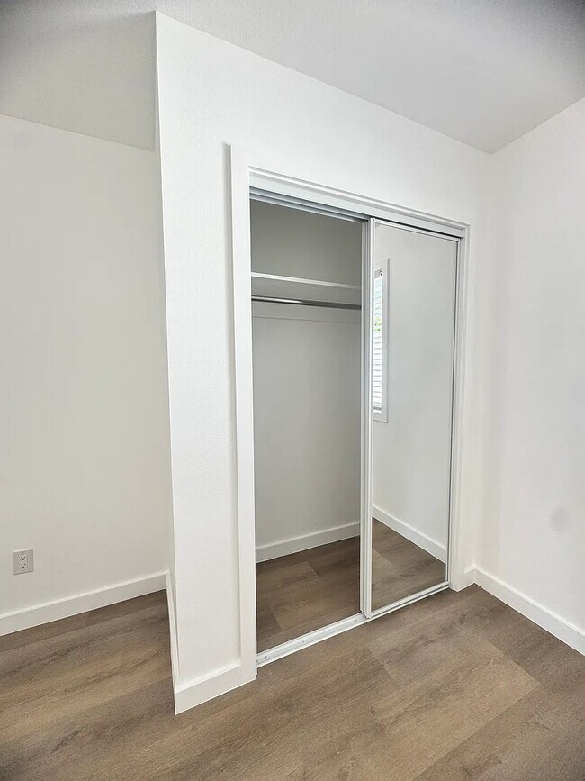 Foto del edificio - 1327 E Kingsley Ave