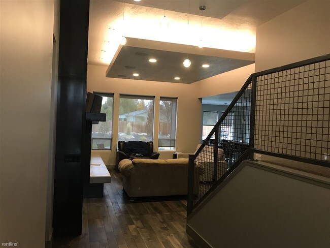 Building Photo - 1 br, 1.5 bath House - 592 S. Cotterell Dr