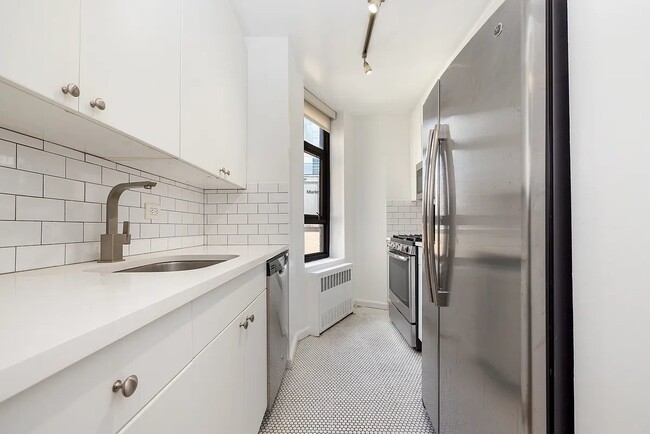 Foto del edificio - 245 E 44th St