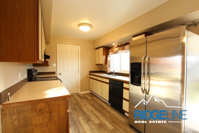 Foto del edificio - East-End Home with Large Garage for Lease!