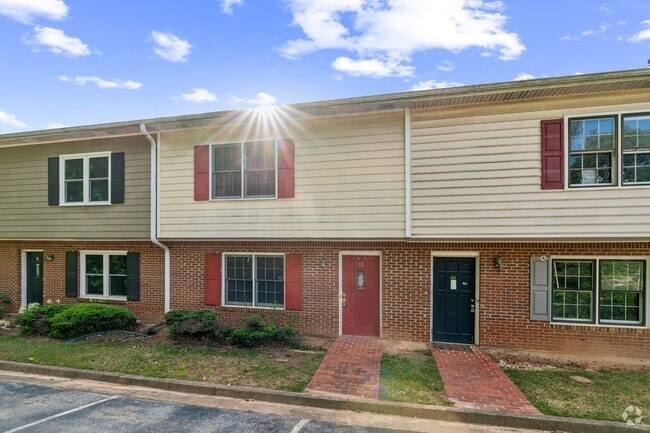 Building Photo - 2140 Kings Gate Cir SW