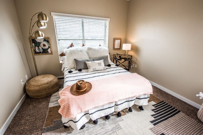 Foto del edificio - 1837 N Berra Blvd