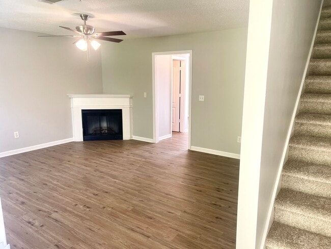 Building Photo - Welcome to this charming 2 bedroom, 2.5 ba...
