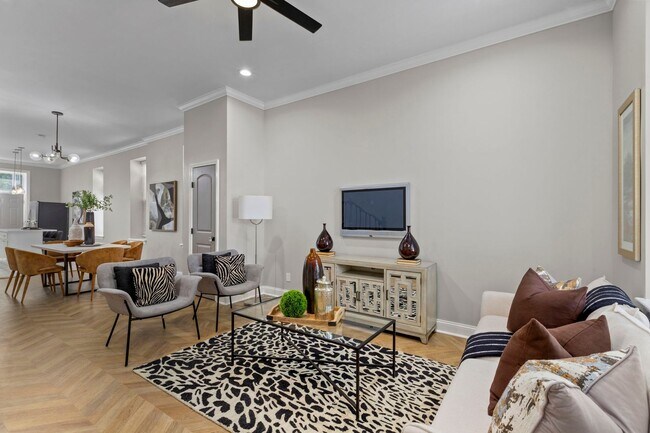 Building Photo - Large and Open 4 bedroom Townhouse