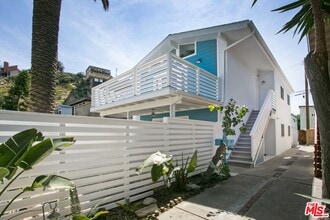 Building Photo - 122 Montreal St