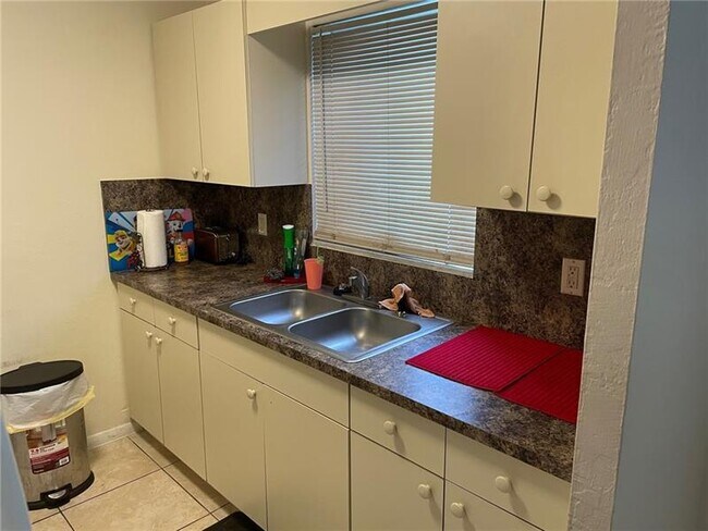 Foto del edificio - 670 NE 46th Ct