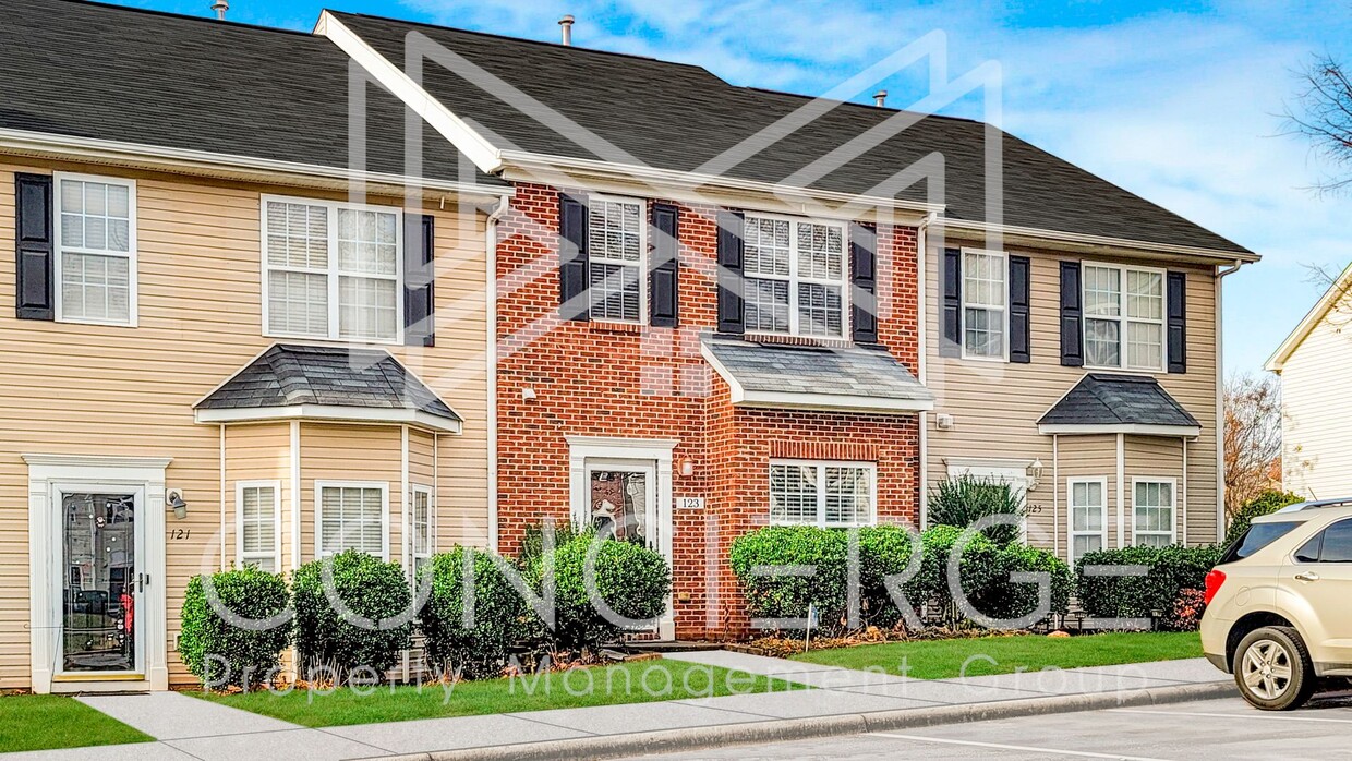 Foto principal - Townhome in Greensboro