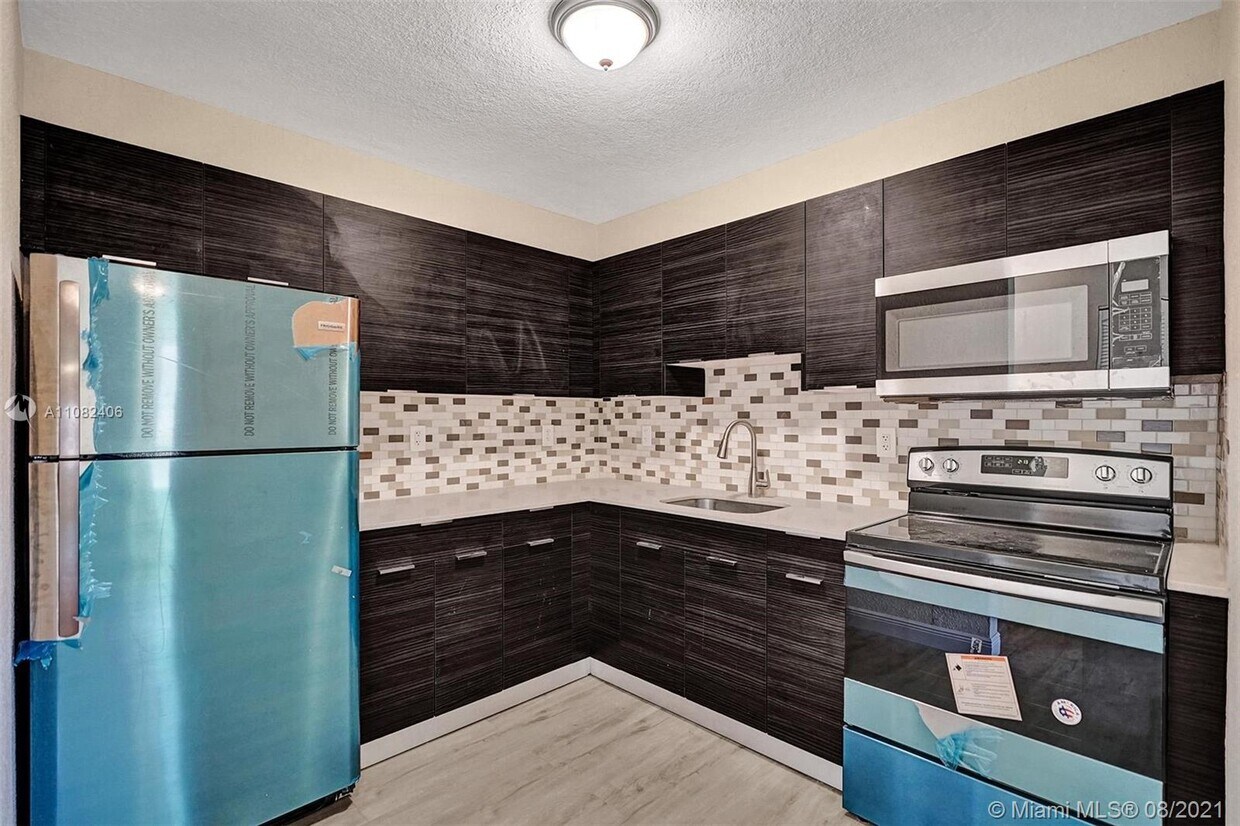 Foto principal - 2741 NW 1st St