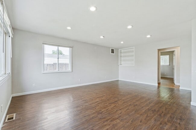 Building Photo - 813 E 57th St
