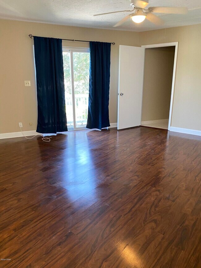 Building Photo - 220 Christmas Tree Ln