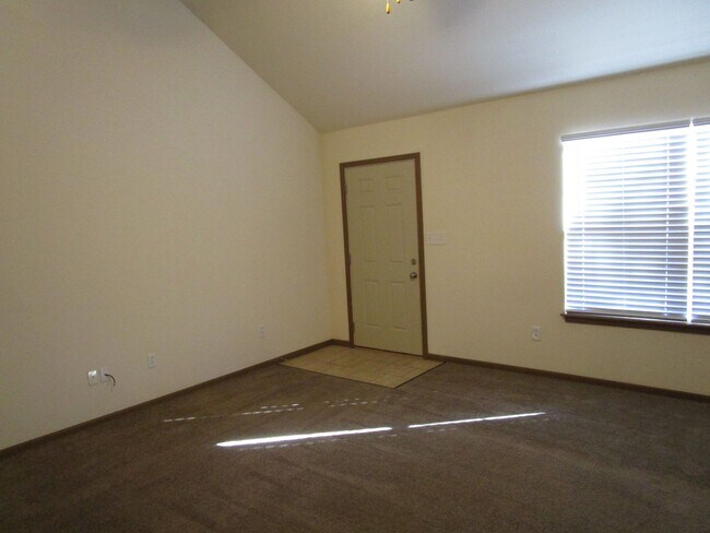 Foto del edificio - 707-707 Glenstone Dr