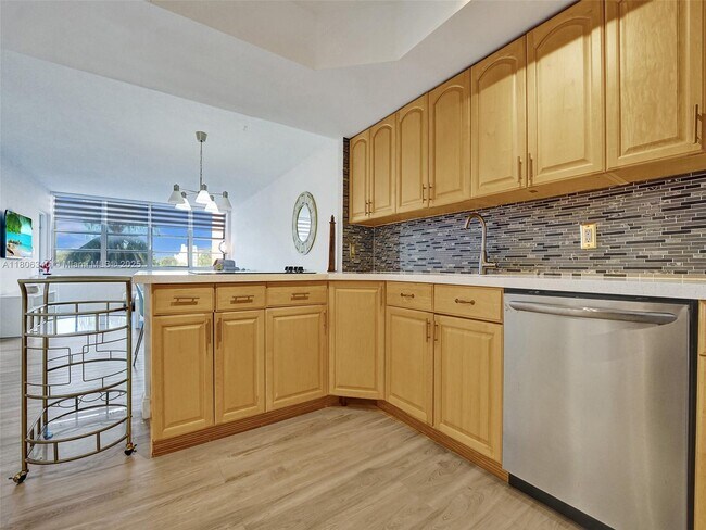 Building Photo - 1351 NE Miami Gardens Dr