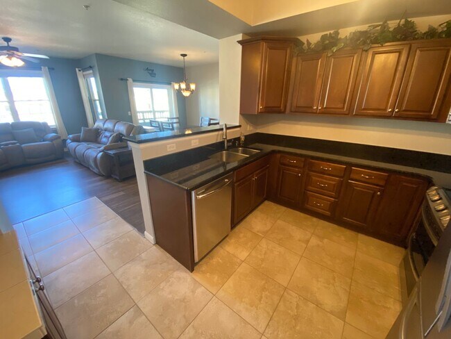 Building Photo - Furnished Condo in Stroh Ranch