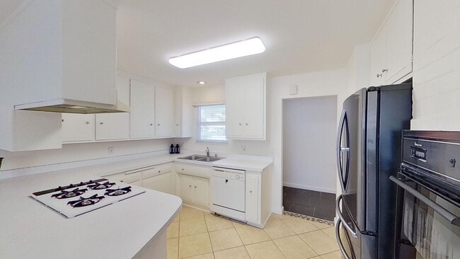 Building Photo - 16402 Birdie Ln