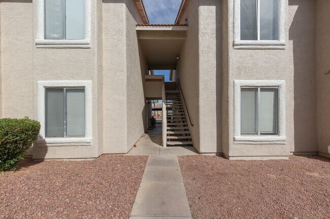 Foto del edificio - 2nd floor 2 bedroom unit in NW with easy access to Summerlin Pkwy and the 95/I-11