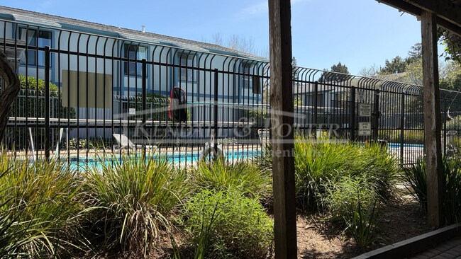 Foto del edificio - 2 Bedroom Condo In The Villas Of Capitola!