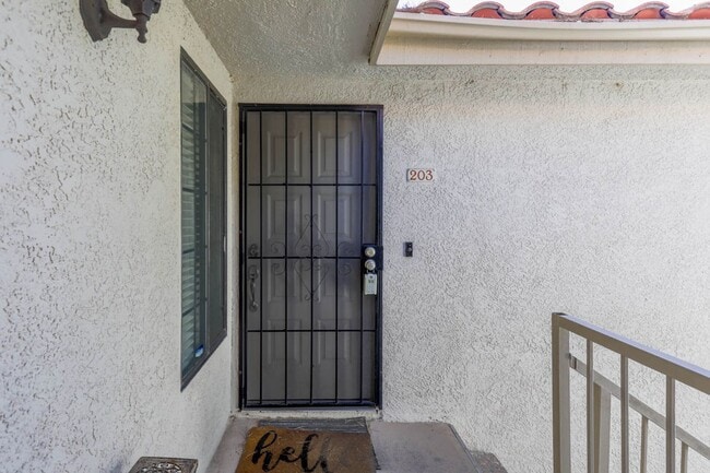 Building Photo - 2 Bedroom Condo In Gated Lakes Community