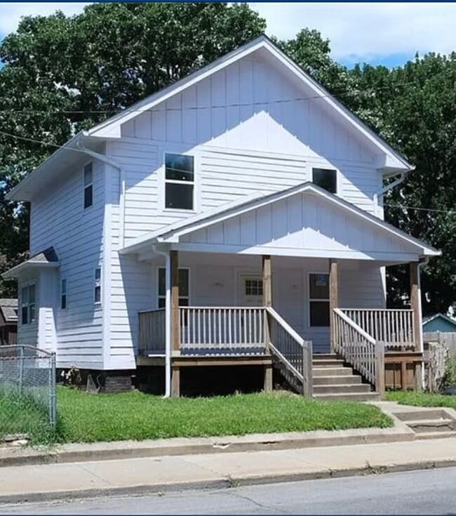 Building Photo - 3504 E 10th St