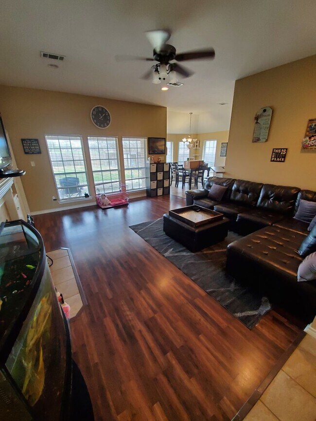Building Photo - College Station -3 bedroom/2 bath - Fenced in back yard and House is in an EXCELLENT LOCATION