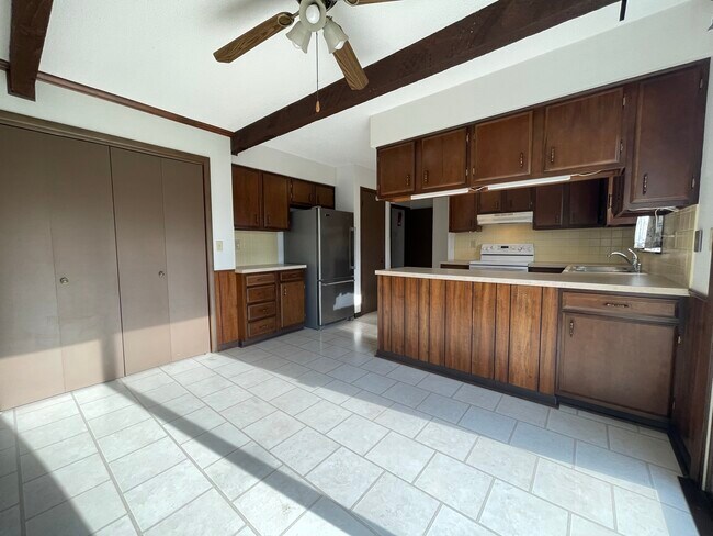 Foto del edificio - 5640 Tilly Rd