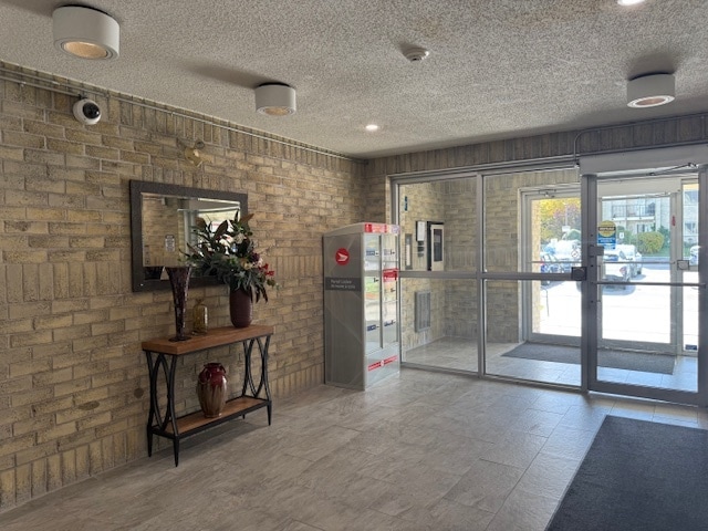 Building Photo - GORGEOUS Bright 2-Bedroom Apartment for Re...