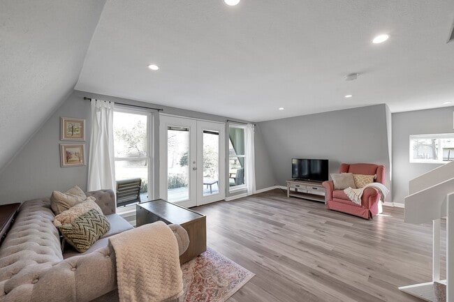 Building Photo - 1500 W Pine Lake Cir