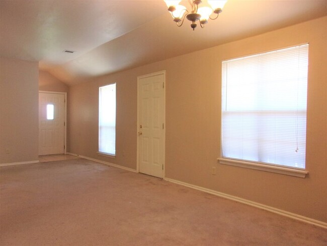 Foto del edificio - 2 BED 2 BATH 2 CAR GARAGE DUPLEX NW OKC