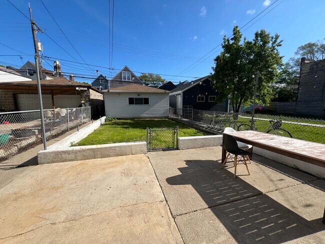 Foto del edificio - 3610 W Diversey Ave