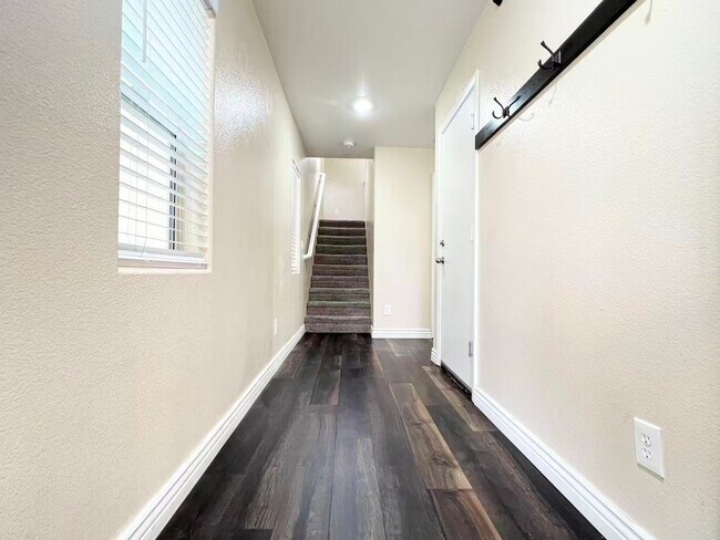 Foto del edificio - Brand new luxury Vinyl flooring! move-in r...