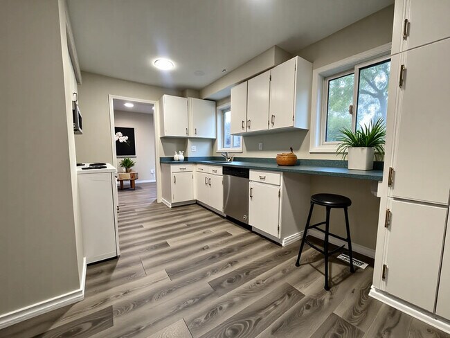 Photo du bâtiment - Detached Home In Stoney Creek!