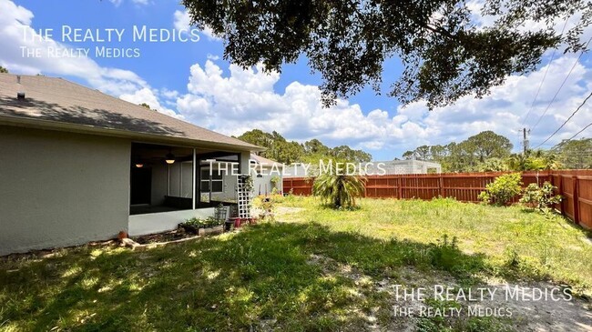 Building Photo - Spacious 4 Bedroom and 2 Bath Home in Palm...