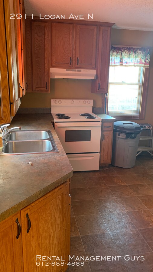 Building Photo - Large 4 Bed 1 Bath in North Minneapolis! L...