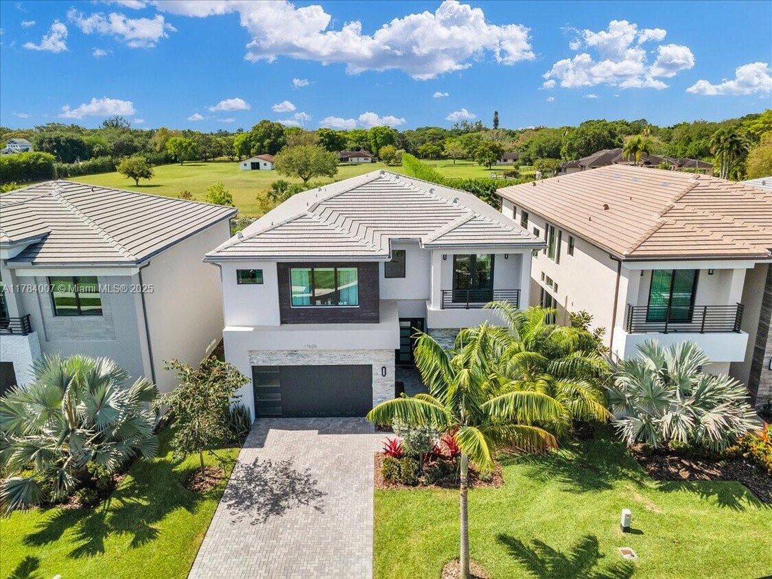 Foto principal - 17628 Sparkling River Rd