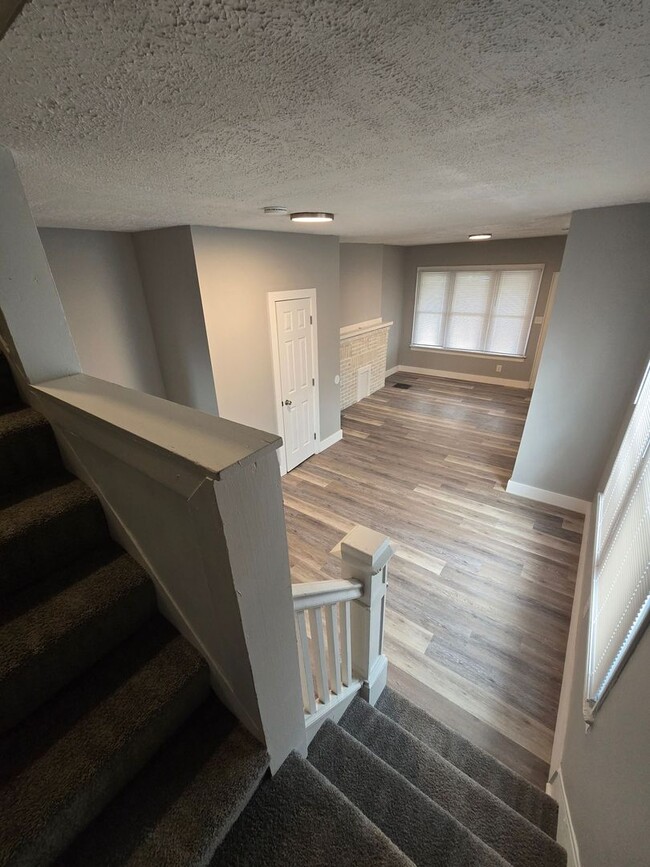 Foto del edificio - 332-334 N BURGESS AVE