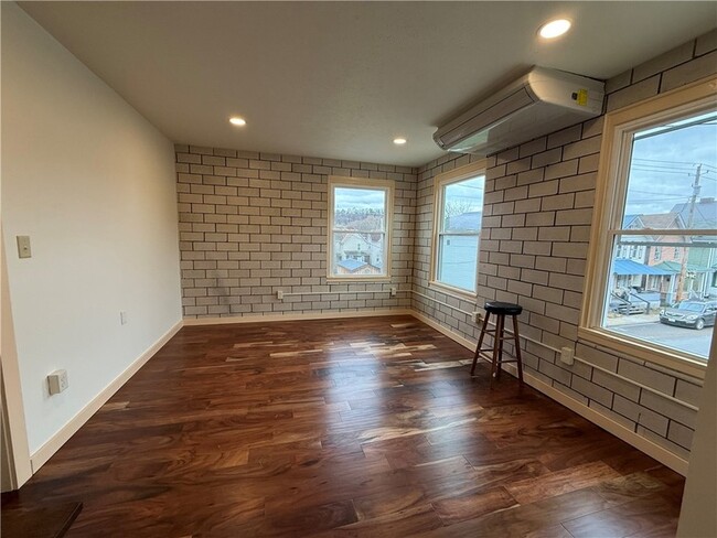 Building Photo - 260 Oak Ave