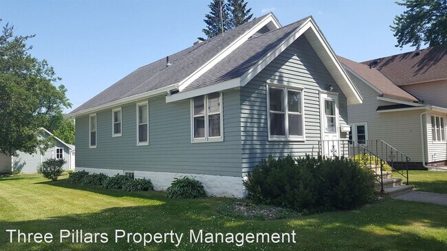 Building Photo - 3 br, 1 bath House - 515 S. Broadway Ave