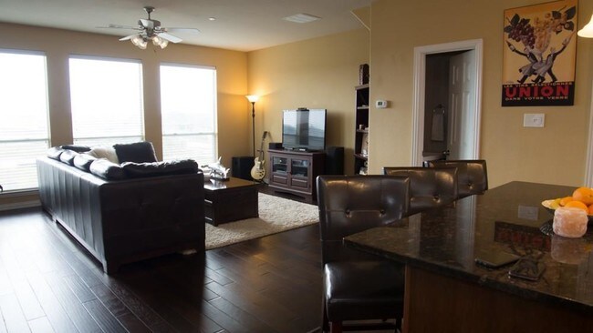 Foto del edificio - 2700 Club Ridge Dr