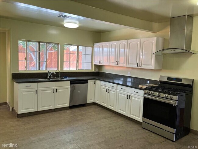 Building Photo - 3 br, 3 bath House - 1801 Colina Dr